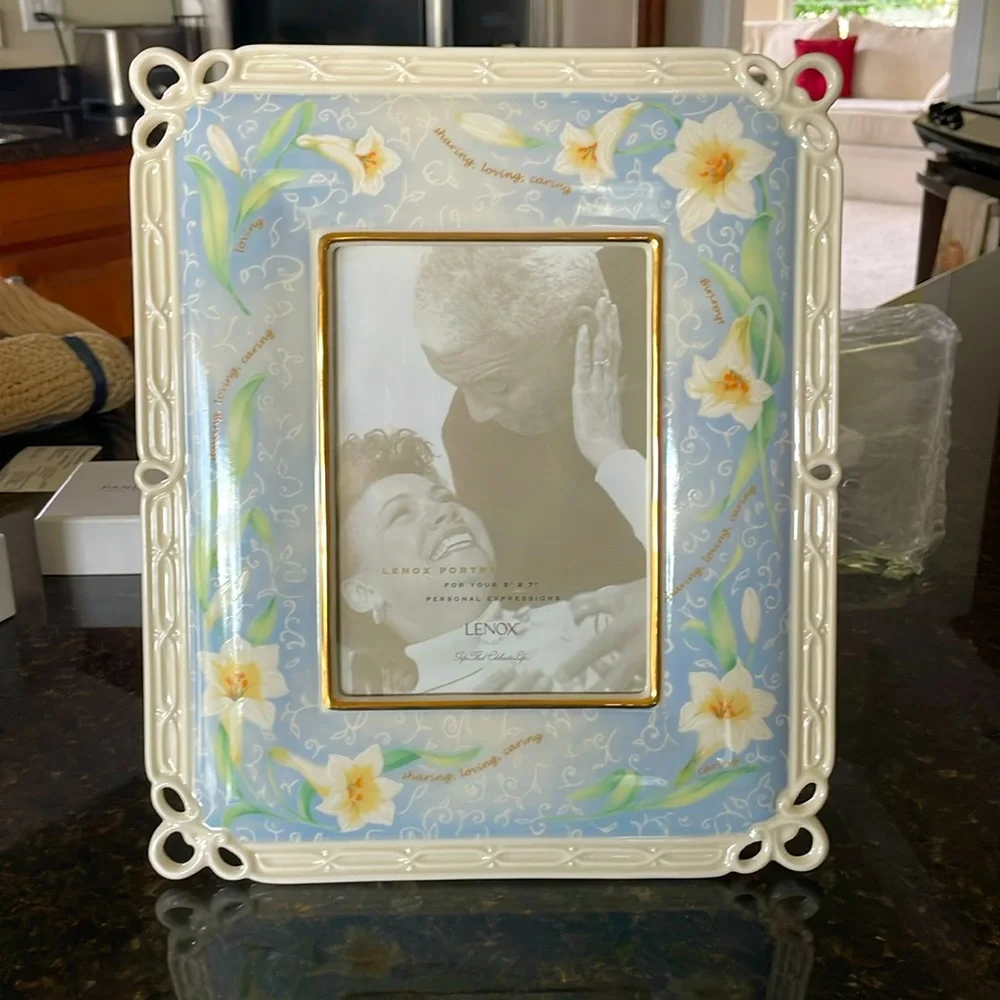 Lenox Sentiment Lily Porcelain Picture Frame 12 x 10 Holds 5 X 7 Photo - Picture 1 of 5